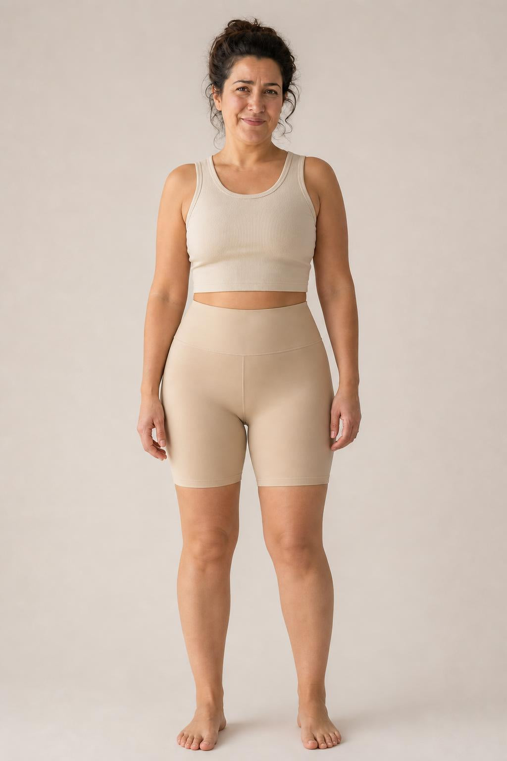 Modelo con short beige