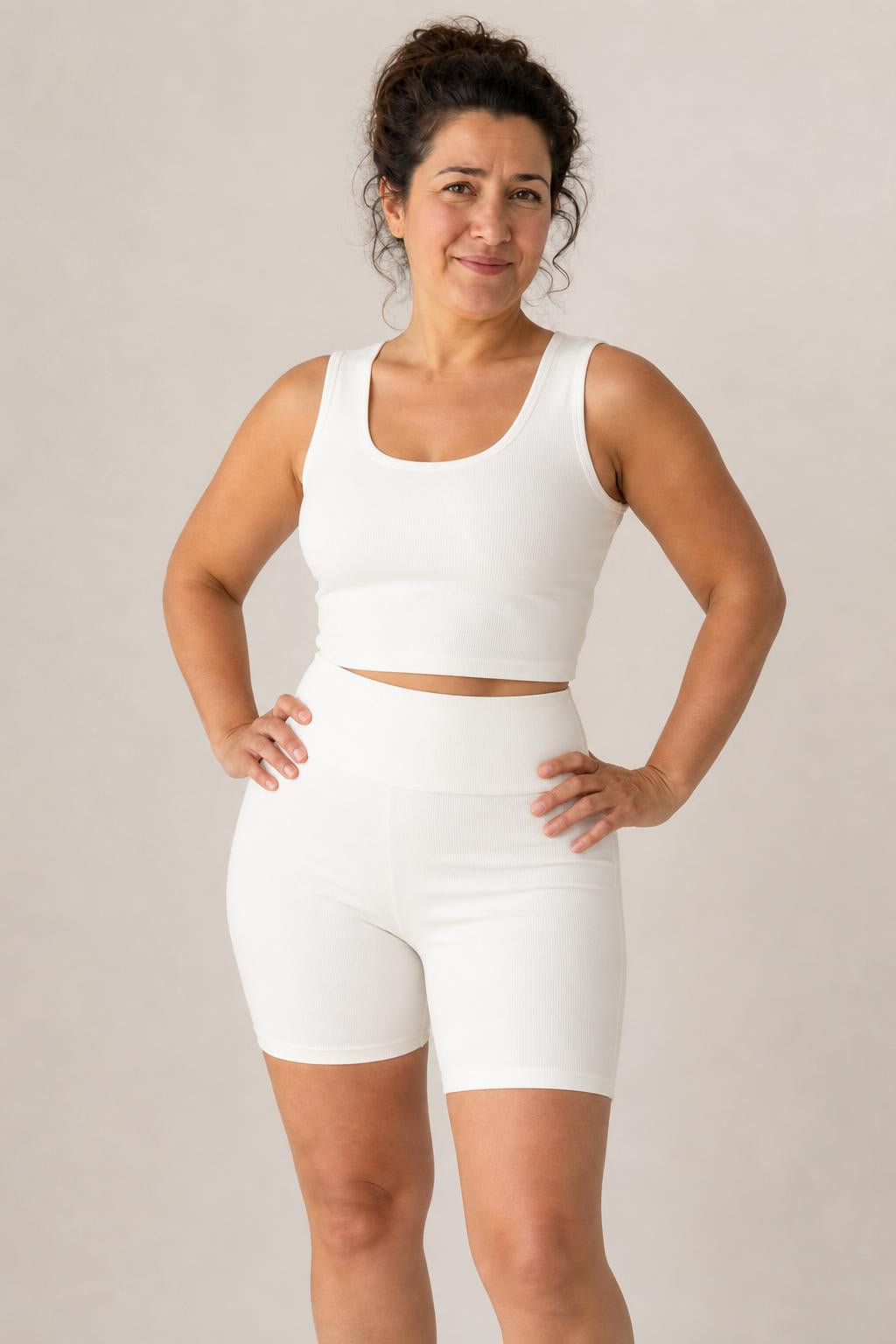 Modelo con short blanco