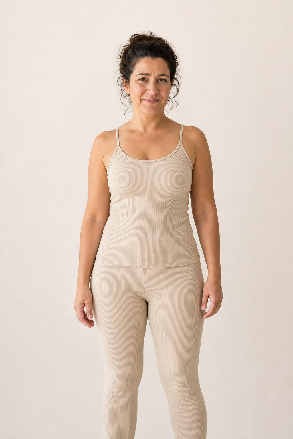Modelo con conjunto beige