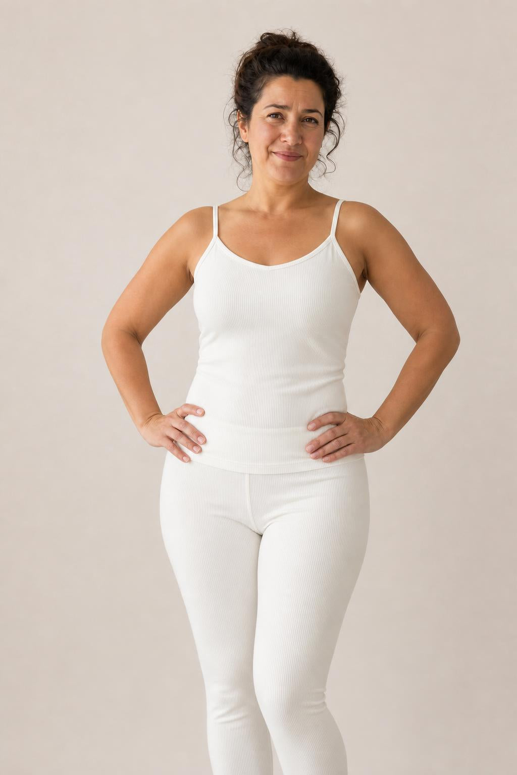 Modelo con conjunto blanco