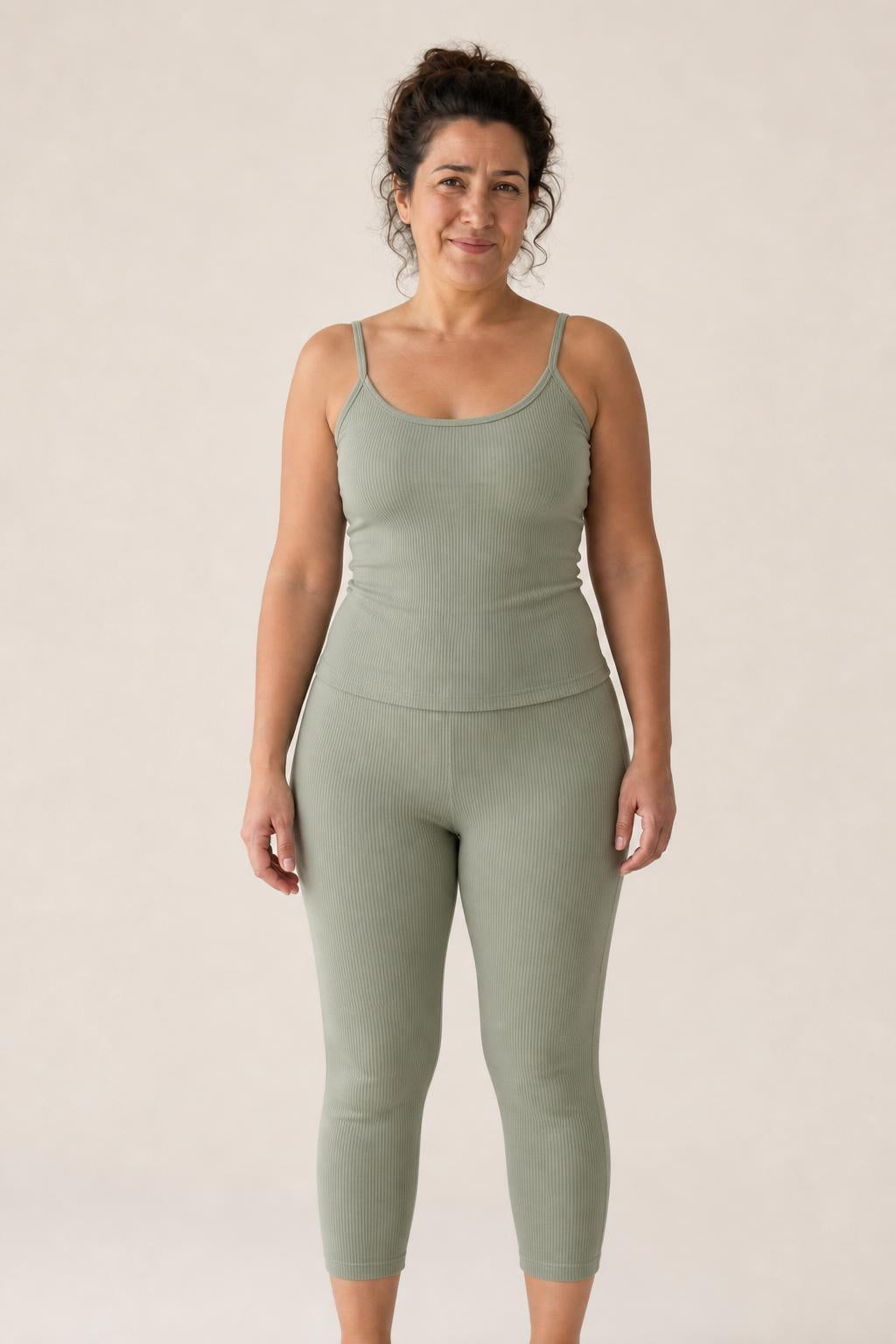 Modelo con conjunto verde salvia