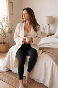 Mujer usando brasier Zhoura beige, momento de calma en casa con un café