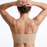 Brasier Zhoura sin costuras color beige, vista trasera, banda ancha, foto real de producto